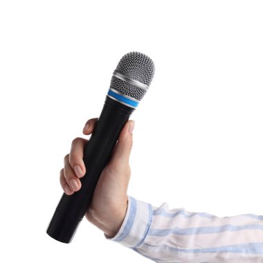 Beyaz arka planda mikrofonu olan kadın, yakın plan.