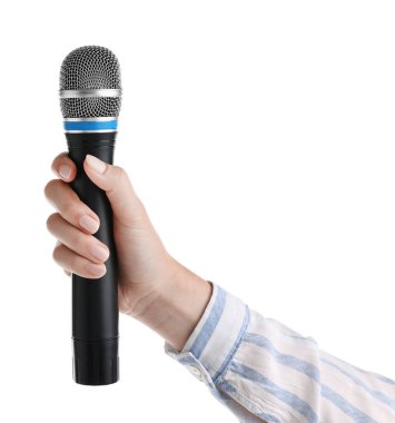 Beyaz arka planda mikrofonu olan kadın, yakın plan.