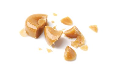 Lezzetli sert şekerleme parçaları beyaza izole edilmiş.