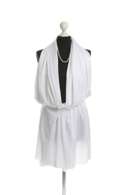 Beyaz arka planda kadın mankeni üzerine kumaş örtmek