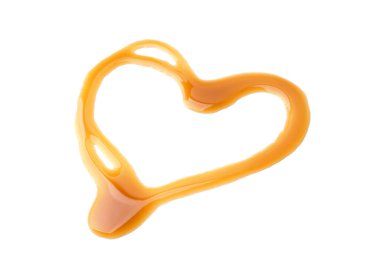 Lezzetli tuzlu karamelden yapılmış kalp beyaz üzerine izole edilmiş.