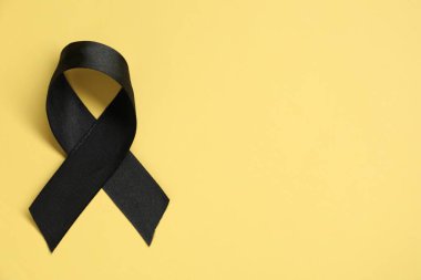 Sarı arka planda siyah farkındalık şeridi, üst manzara. Metin için boşluk