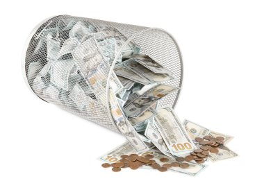 Birçok dolar banknot, devrilmiş çöp tenekesi ve izole edilmiş beyaz paralar.