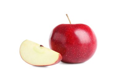 Tümü ve kesilmiş kırmızı elmalar beyaza izole edilmiş.