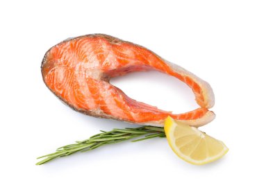 Lezzetli ızgara somon bifteği, limon ve biberiye beyaza izole edilmiş.