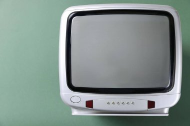Yeşil arkaplandaki Retro TV seti, üst görüntü. Metin için boşluk