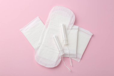 Pembe arka planda regl pedleri ve tamponlar.