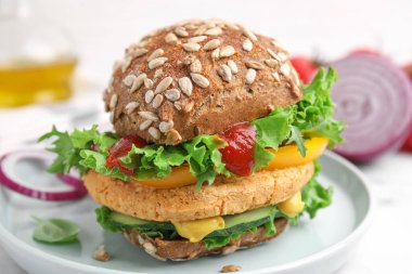 Beyaz masada nohut pirzolası ile nefis vegan burger, yakın plan.