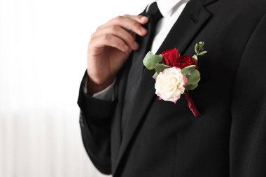 Takım elbiseli damat, şık yaka çiçekleri, yakın plan.