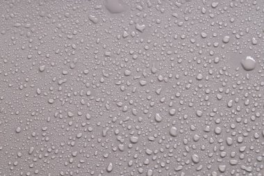 Gri arkaplanda su damlaları, üst görünüm