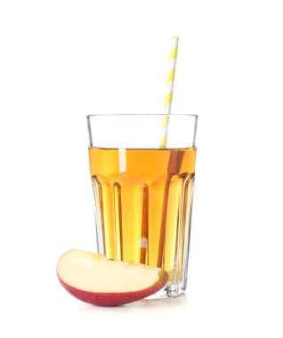 Bardaktaki lezzetli elma suyu ve beyaz üzerine izole edilmiş taze meyve.