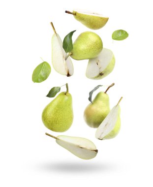 Taze armutlar ve yeşil yapraklar beyaz arkaplana düşüyor