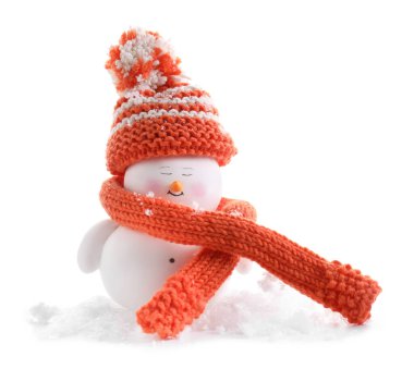 Güzel dekoratif kardan adam ve beyaz kardan izole edilmiş yapay kar.