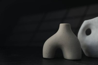 Siyah arka planda seramik vazolar. Metin için boşluk