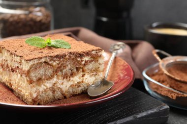 Masada naneli nefis tiramisu, yakın plan.