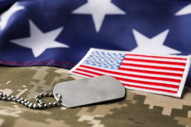 Gaziler Günü. Amerikan askeri bandı, jeton, Amerikan bayrağı ve askeri üniforması, yakın plan.