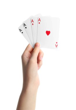 Poker oyunu. Beyaz arkaplanda oyun kartları olan kadın, yakın plan