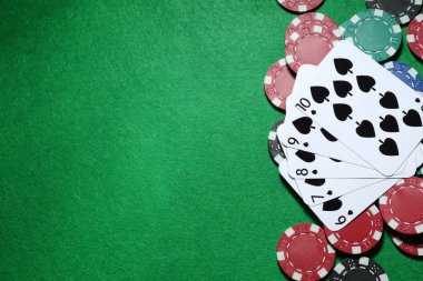 Poker fişleri ve iskambil kağıtları yeşil masada, düz yatıyordu. Metin için boşluk