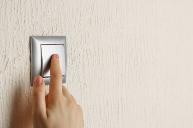 Işığı açan kadın, yakın görüntü