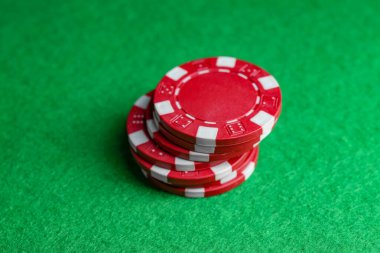 Poker oyunu. Kumarhane fişleri yeşil masada.