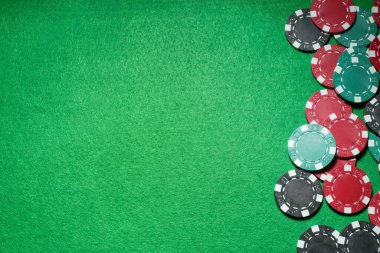 Poker oyunu. Kumarhane fişleri yeşil masada, düz yerde