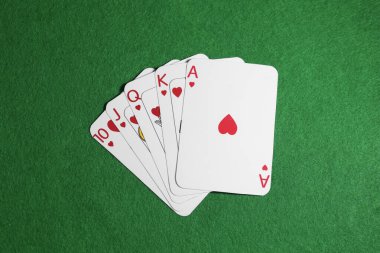 Poker oyunu. Yeşil masada kağıt oynamak, üst görünüm