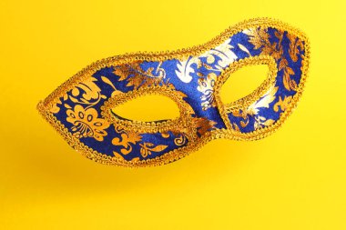 Sarı arka planda güzel parlak karnaval maskesi