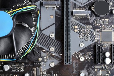 Arka plan olarak bilgisayar anakart, üst görünüm. Elektronik mühendisliği