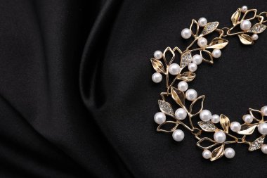 Siyah kumaş üzerinde inciler olan güzel bir kolye, üst manzara. Metin için boşluk