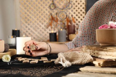 Tahta rünleri olan kadın evin içinde, yakın plan.