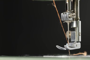 Siyah arka planda profesyonel dikiş makinesi, makro görüş. Metin için boşluk