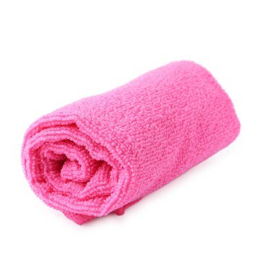 Temiz pembe mikrofiber kumaş beyaza izole edilmiş.