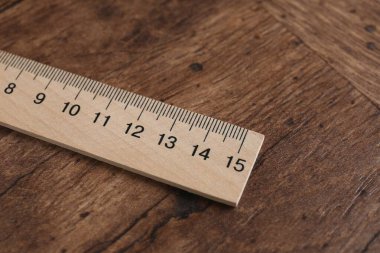 Bir cetvel ahşap masada, yakın çekim manzaralı.