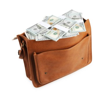 Deri çantadaki dolar banknotları beyaza izole edilmiş.