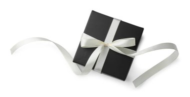 Beyaz üzerinde yay olan güzel siyah hediye kutusu