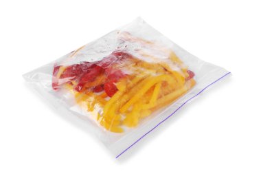 Plastik torbada donmuş dolma biber parçaları beyaza izole edilmiş.