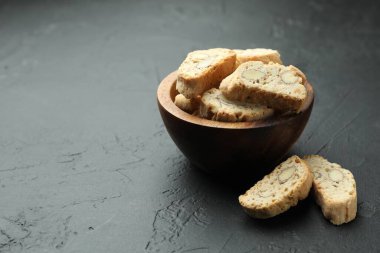 Siyah masa üzerinde geleneksel İtalyan badem bisküvileri (Cantucci), metin için yer