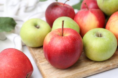 Masada taze elmalar var, yakın plan.