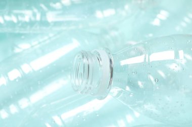 Arkaplan olarak birçok plastik şişe, yakın görünüm