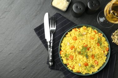 Siyah masada servis edilen lezzetli balkabaklı risotto. Metin için boşluk