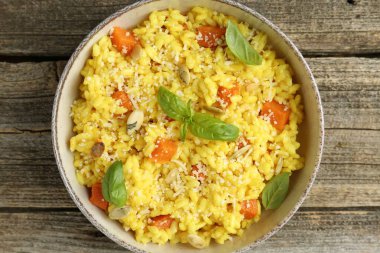 Tahta masadaki kasede nefis balkabaklı risotto.