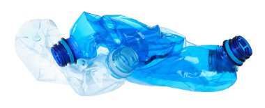 Kırışmış boş plastik şişeler beyaza izole edilmiş.