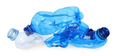 Kırışmış boş plastik şişeler beyaza izole edilmiş.