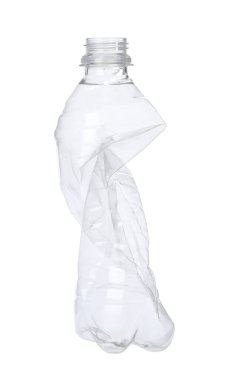 Kırışmış bir plastik şişe beyaza izole edilmiş.