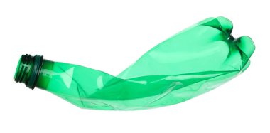 Kırışmış bir plastik şişe beyaza izole edilmiş.