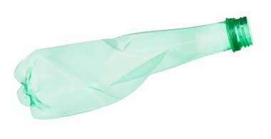 Kırışmış bir plastik şişe beyaza izole edilmiş.