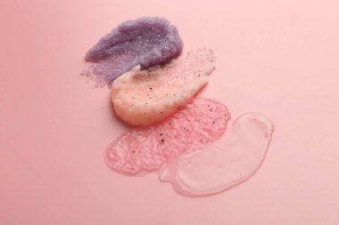 Pembe arka planda kozmetik ürünleri örnekleri. Cilt bakımı