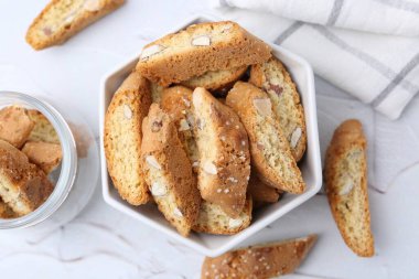 Beyaz masa üzerinde geleneksel İtalyan badem bisküvileri (Cantucci), üst görünüm