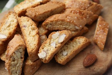 Lezzetli bademli bisküviler (Cantuccini) ve tahtadan fındıklar, yakın plan.