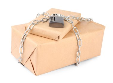 Zincirli ve asma kilitli paketler beyaza izole edildi